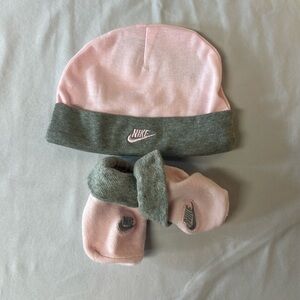 Nike - NWOT - baby/newborn hat and sock set